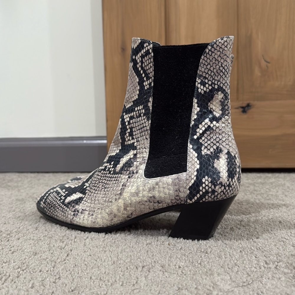 NWOT Stuart Weitzman Women's Cleora Ankle Boots Snakeskin Print